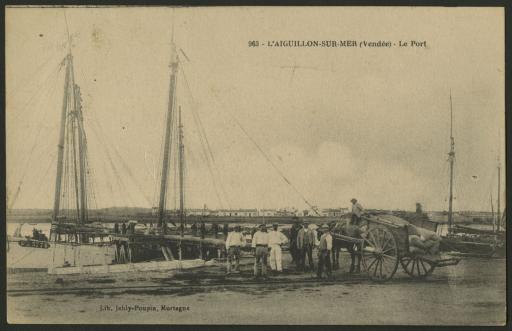 Le port, avec un groupe d'hommes prenant la pose (vue 1), et une vue aérienne (vue 2) / Rancurel phot. (vue 2).